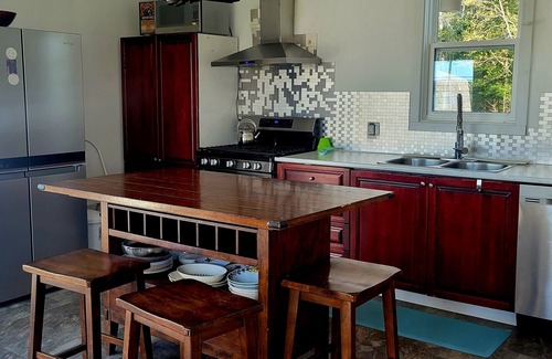 Russellville House | Clean & Cozy - Riverview only 1km from Gordon's Wharf boat slip