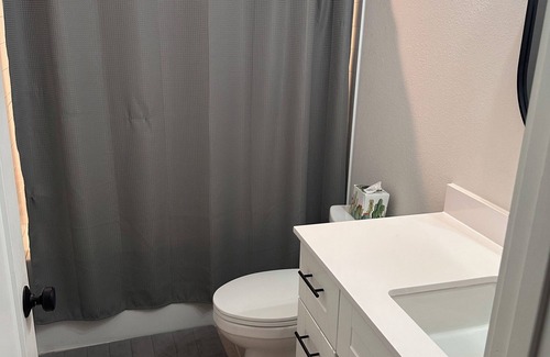 South Manchaca House | Clean room to rent in spacious house with AC and WiFi in lovely Austin