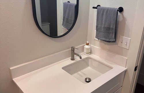 South Manchaca House | Clean room to rent in spacious house with AC and WiFi in lovely Austin
