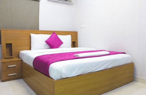 Somolu Apartment | Clean Single Room in Lagos Suitable for Getaway and Remote Work