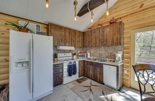 Eureka Springs House | Cliffside Eureka Springs Cabin with Beaver Lake View