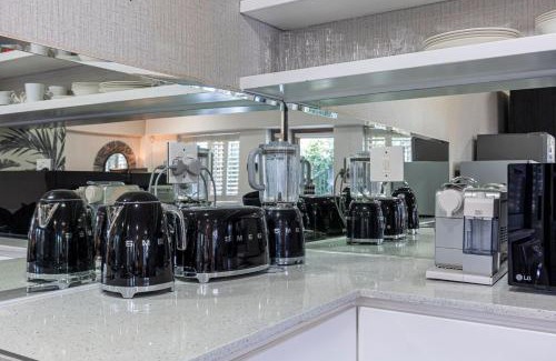 Clifton Apartment | Clifton YOLO Spaces - Clifton Mansion Villa Apartment
