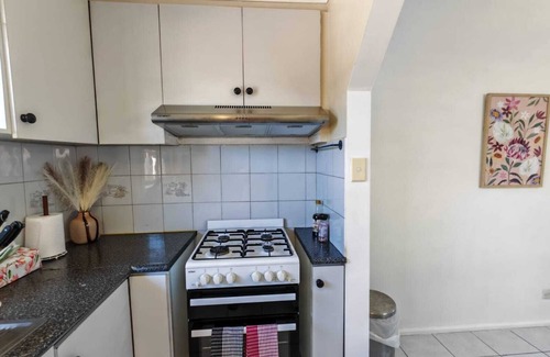 Dallas House | Close to Airport, Walk to Train