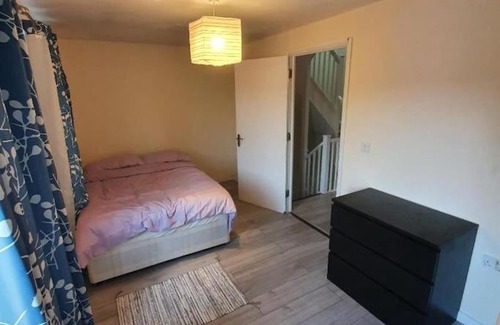 Evelyn House | Close To Central London - 4 Bedroom House, 8 beds, Sleepps 14, Free parking