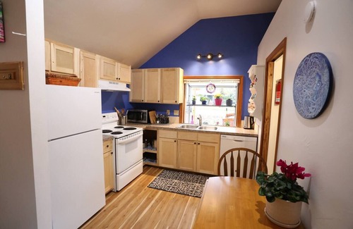 West Eugene Apartment | Close to Downtown! Arty & Cozy. Comfortable bed.