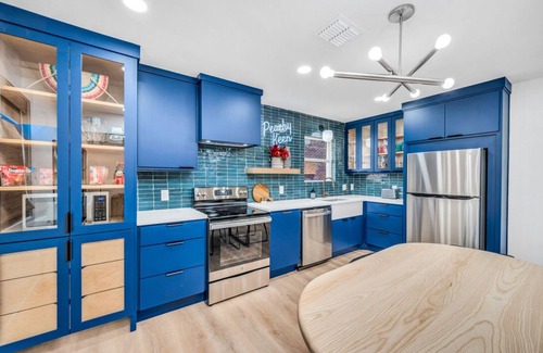 Austin Ave. Villa | Close to Downtown Waco **EV CHARGERS, Outdoor Projector, Swings, 2 Fire pits