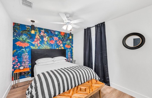 Austin Ave. Villa | Close to Downtown Waco **EV CHARGERS, Outdoor Projector, Swings, 2 Fire pits