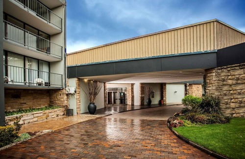 Maseru House | Close to Makoanyane Square! Have Fun w/the Onsite Casino and Pool! Free Parking