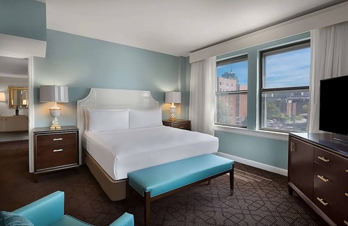 Central West End Resort | Close to Missouri History Museum! Pets Allowed! W/Parking, Pool, and Cinema!