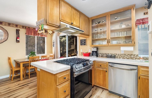 Arrowbear Lake House | ❄Close to 🎅Skypark & ⛷Snow Valley- Full Kitchen, Fireplace, HBO Max, Netflix❄