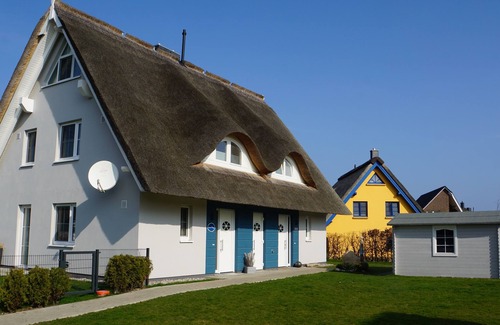 Borgerende House | Close to the beach, lovingly furnished. Thatched half m. eingefr. Green area, WiFi free