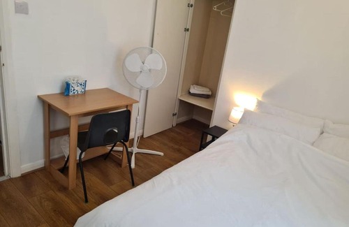 East Walworth House | Close To Tower Bridge Central London - 4 Bedroom House - 3 Bathrooms - Free Parking 3 Cars - Sleep 9