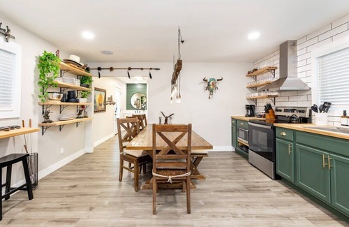 Valle Hostel | Closest Upscale Stay to Grand Canyon | Sleeps 22