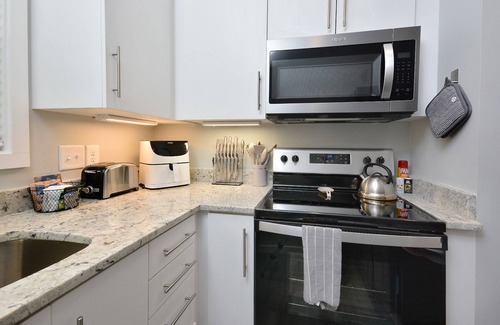 Elon House | Closest VRBO to Campus, Walk to Everything, Bright 2 bd bELONg Home