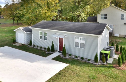 Elon House | Closest VRBO to Campus, Walk to Everything, Bright 2 bd bELONg Home