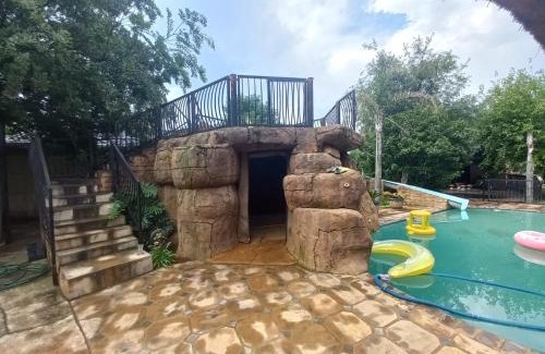 Springs House | Clyde's on Dale Guest House