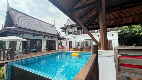 Mae Pim House | CM14 Beds & Private Pool
