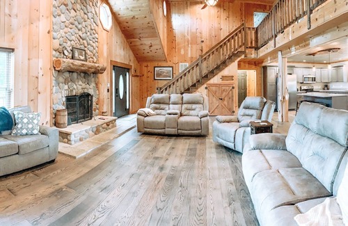 Austin Cabin | CMR Hideaway Lodge poolside Barren County near Barren River Lake