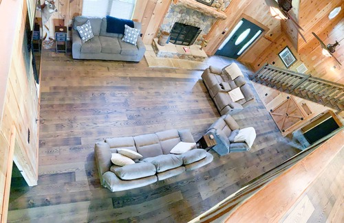 Austin Cabin | CMR Hideaway Lodge poolside Barren County near Barren River Lake