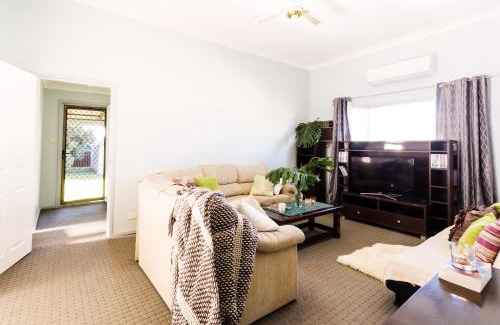 Cessnock House | Coal d' Vine Cottage - Cessnock NSW