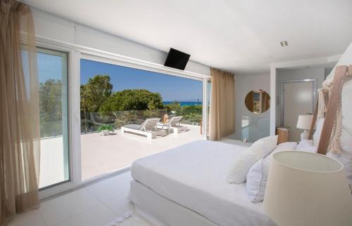 Agios Ioannis Villa | Coastal Chic Luxury Villa La Reina in Ai Giannis