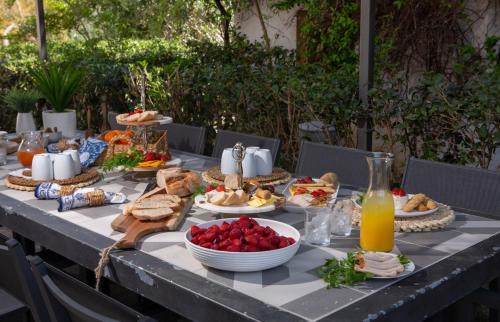 Agios Ioannis Villa | Coastal Chic Luxury Villa La Reina in Ai Giannis