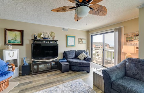 Emerald Isle Apartment | Coastal Condo with Indoor and Outdoor Pool Access