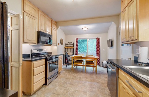 Rockaway Beach House | Coastal Craftsman with picture-perfect bay views - walk to Barview Jetty Beach