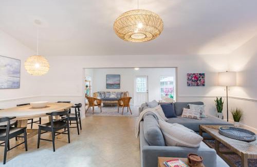 Ridge Wood Heights House | Coastal Getaway minutes from Siesta Key Beach