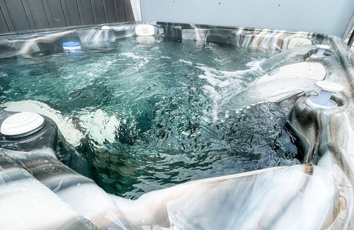 Wellington House | Coastal Hideaway - Lake, Hot Tub & Private Beach