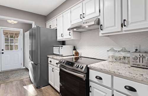 Daphne House | Coastal Modern Vibe with 4 bedrooms ~ Sleeps 10 ~ Minutes from I-10 & Mobile Bay