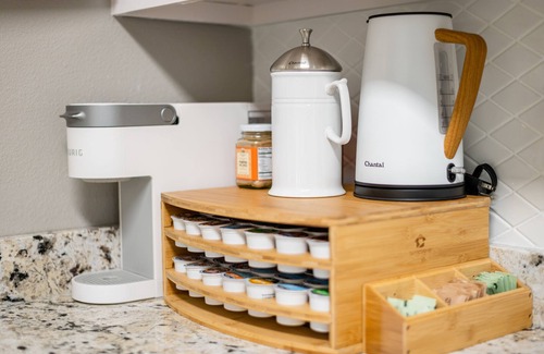 Daphne House | Coastal Modern Vibe with 4 bedrooms ~ Sleeps 10 ~ Minutes from I-10 & Mobile Bay