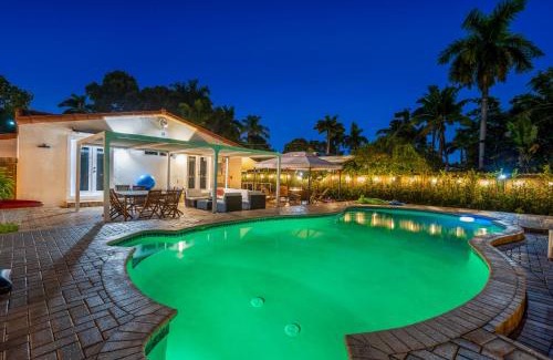 South Lake Villa | Coastal Paradise - 4 Bedrooms, Minigolf, Heated Pool, Game Room, BBQ
