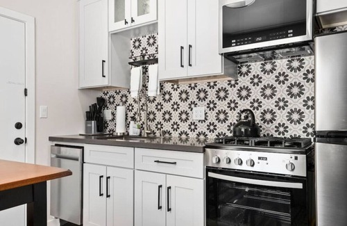 Beach Hill - Beach Flats Villa | Coastal Retreat walking distance to Main Beach!