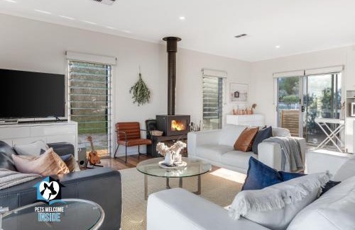 Middleton House | Coastal Style Pavilion House, Sea Views, Big Decks - one street from beach-Duney