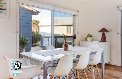 Middleton House | Coastal Style Pavilion House, Sea Views, Big Decks - one street from beach-Duney