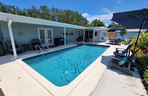 West Bradenton House | Coastal Vibes! Tropical heated pool home short drive to the beach