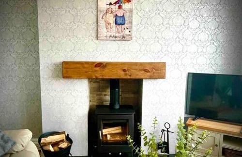 Bodorgan House | Coastal walks, Log burner & Hot tub