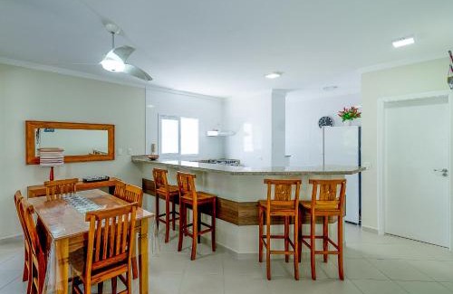 Praia Grande Apartment | Cobertura 3 suítes com Ar condicionado, 300 metros da Praia Grande, Piscina, Wi-fi, Sauna