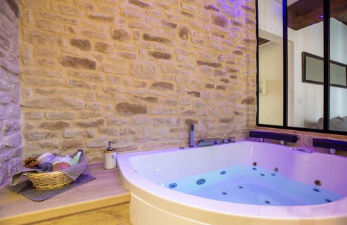 Chartres Apartment | Cocon à Bulles Chic vue Cathédrale avec Spa-jacuzzi