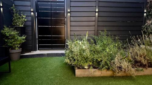 Saint-Genest-Lerpt Apartment | Cocon urbain avec le jardin secret