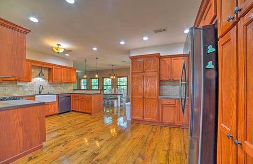 Coffeeville Cabin | Coffeeville Cabin w/Deck ~ 7 Mi to Grenada Lk