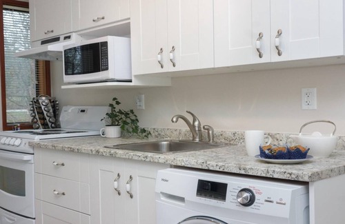 North Saanich Apartment | Cole's Bay Vacation Retreat Cole's Bay Suite