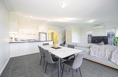 Colebee House | Colebee Modern 5BR House Spacious & Close to Park
