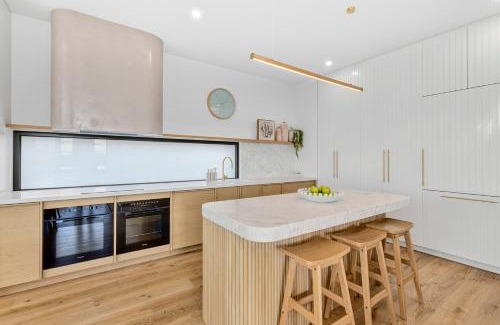 Barwon Heads Villa | Colite Luxury Barwon Heads Sleeps 8 Rooftop deck 2 minute walk to the main shops river and parks