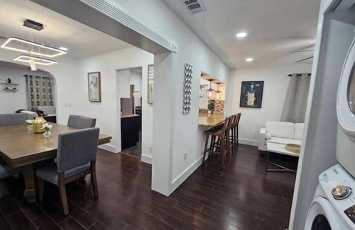 College Park House | College Park Bungalow Sleeps 20+ 2 Kitchens-Fenced