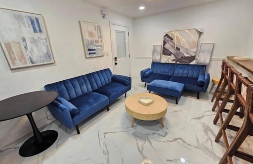 College Park House | College Park Bungalow Sleeps 20+ 2 Kitchens-Fenced