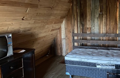 Prudentopolis Ski Chalet | Colonial chalet with antique decor, near the exit to the giant waterfalls