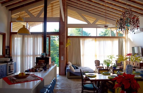 Atibaia House | Colonial mansion in gated community facing the woods