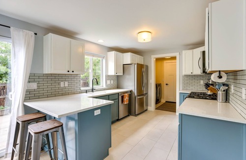 Mountain View District House | Colorful Bend Home w/Yard & Fire Pit!